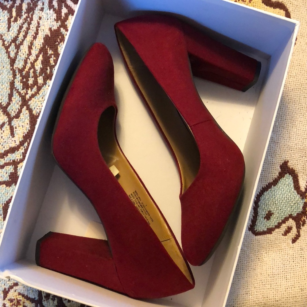 Basic red target pumps